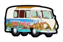 Magnet combi souvenir Côte d'Azur illustré d'un combi vintage et du littoral méditerranéen