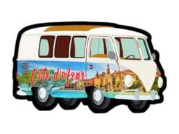 Magnet combi souvenir Côte d'Azur illustré d'un combi vintage et du littoral méditerranéen