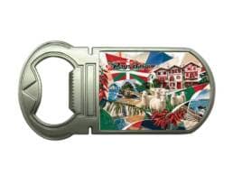 Magnet ouvre-bouteille souvenir Pays Basque avec moutons, piments rouges, maisons basques et paysages côtiers