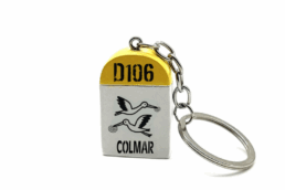 Porte-clés borne souvenir Colmar avec deux cigognes
