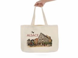 Tote bag souvenir Alsace avec village traditionnel et maisons à colombages