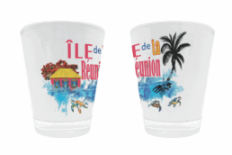 Verre à liqueur souvenir Île de La Réunion avec case créole, palmier et tortues marines